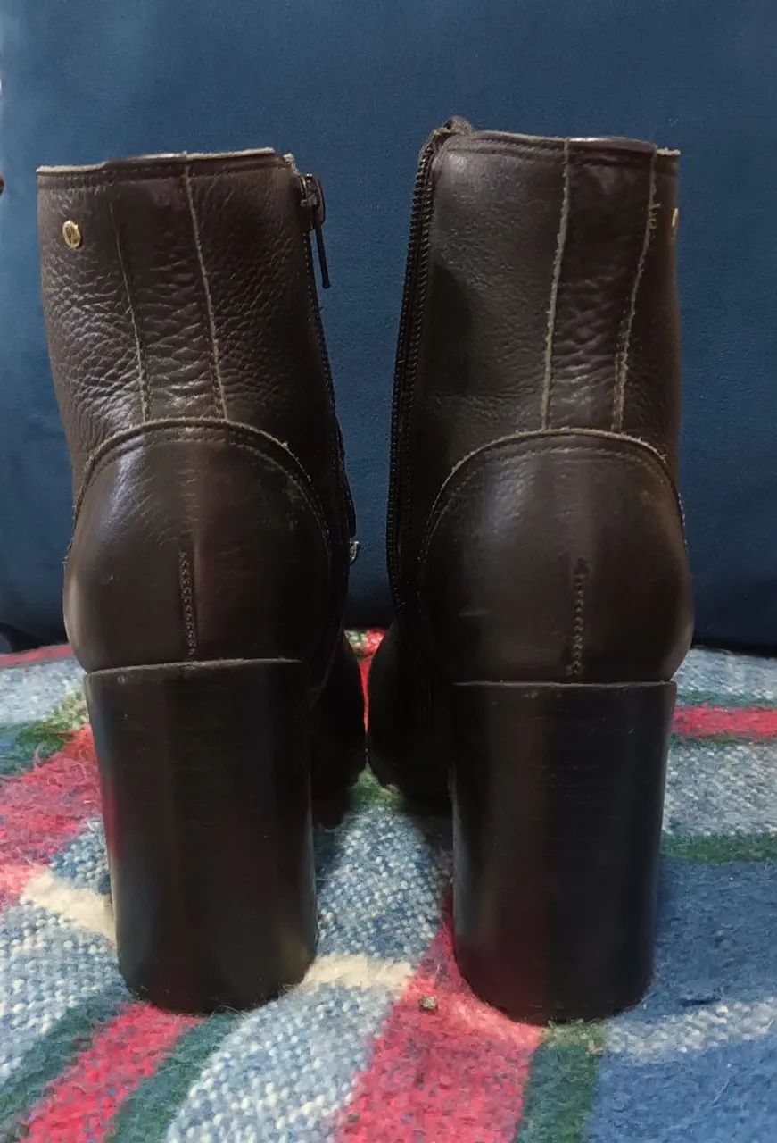 Bota em couro em perfeito estado 