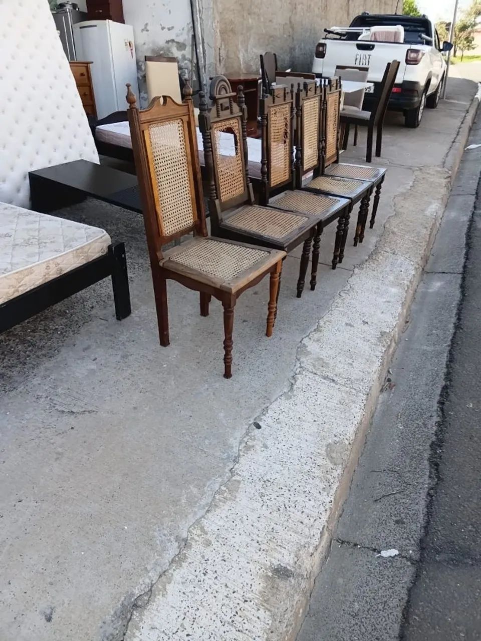 Cadeira de Madeira Maciça - Aceito Oferta - Foto 3