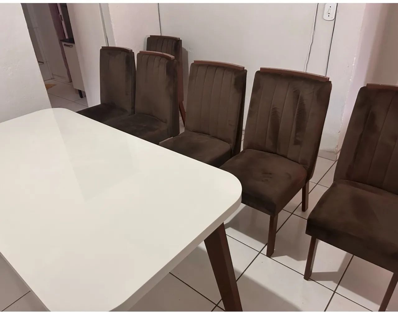 Mesa de jantar em ótimo estado ? Linda e conservada!
