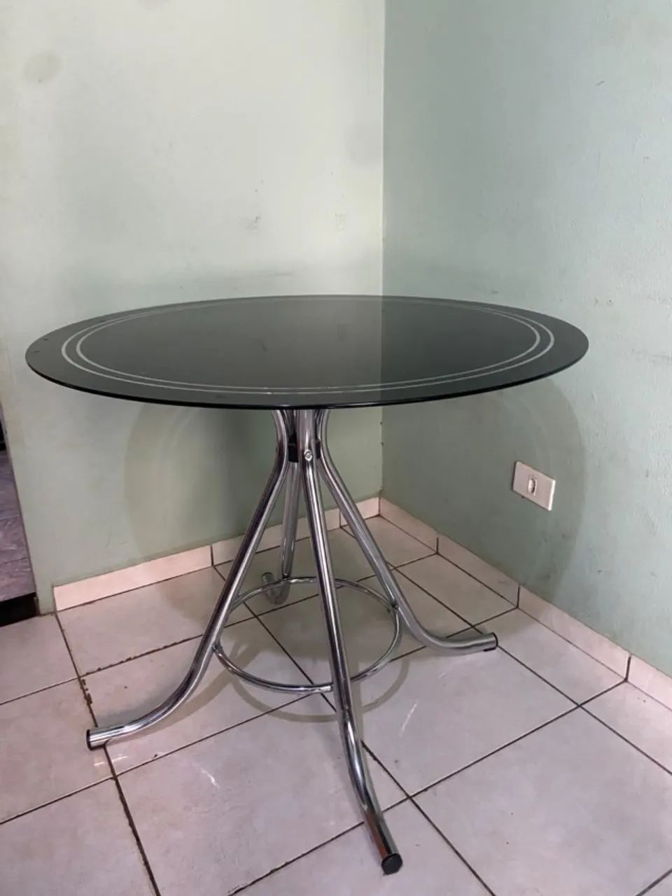 Mesa Redonda de Vidro Preta com Base Cromada (Bom Estado) - Foto 2