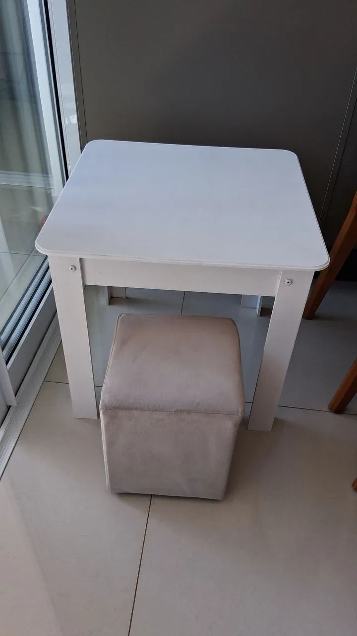 Mesa infantil com puff 