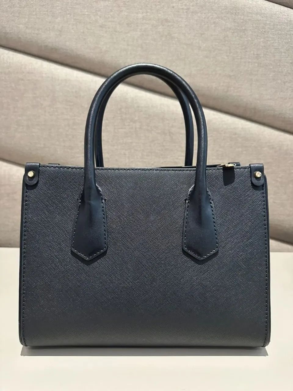 bolsa michael kors saffiano preta com tachas douradas - original - Foto 4