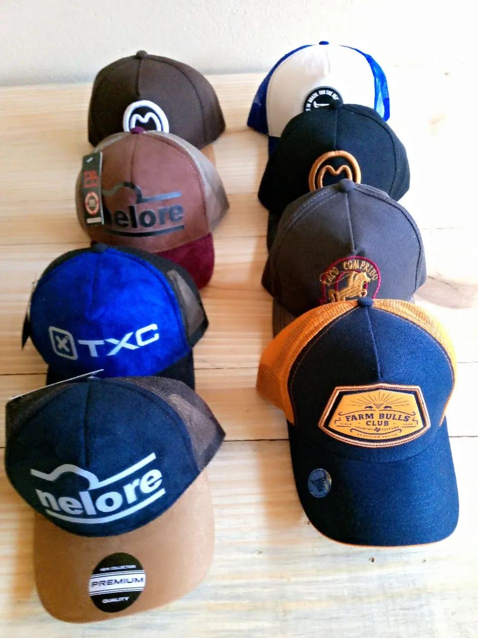 Bonés Quality com logos e cores variadas 