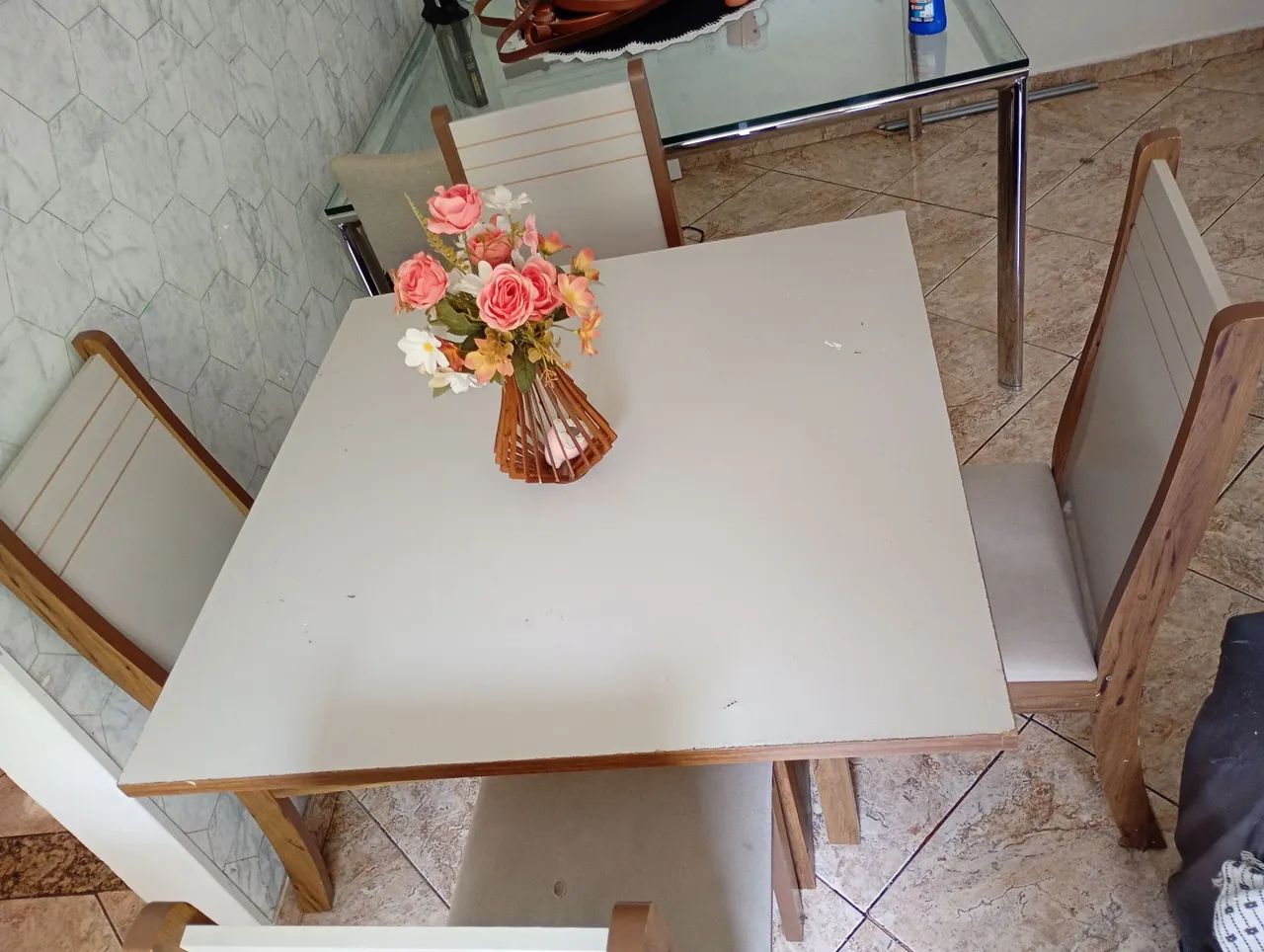 Mesa 4 cadeiras excelente condições 