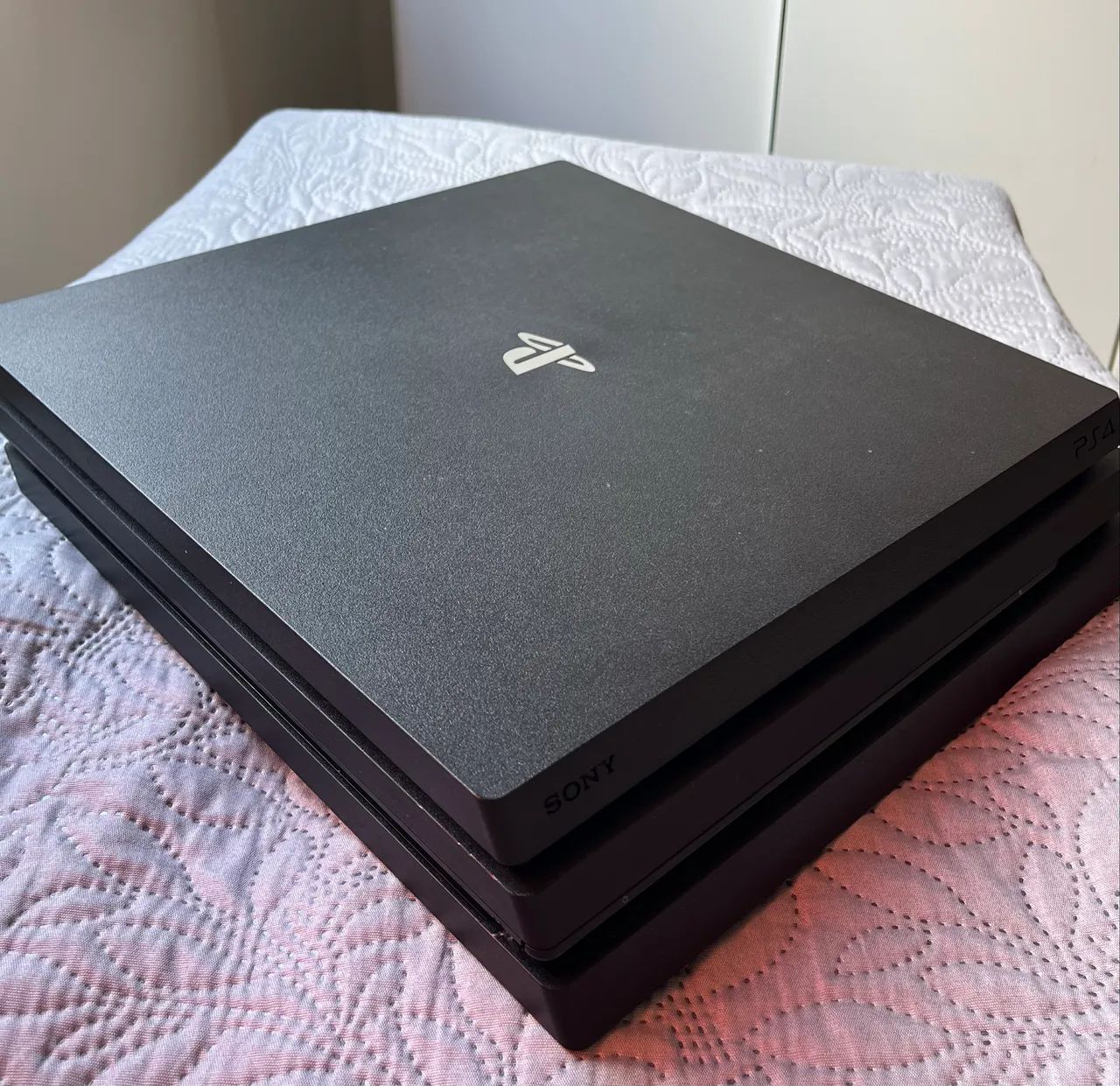 PS4 PRO 1 TB, 2 controles, 4 jogos, câmera e acessórios - Foto 2