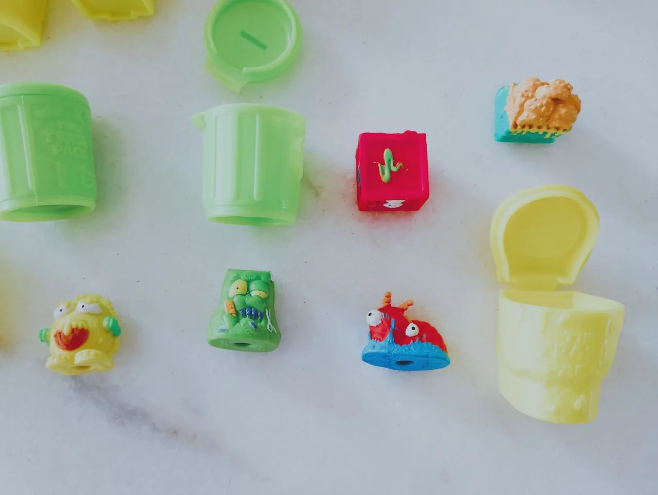 Brinquedo lixeira trash pack com monstrinhos da coleção - Foto 5