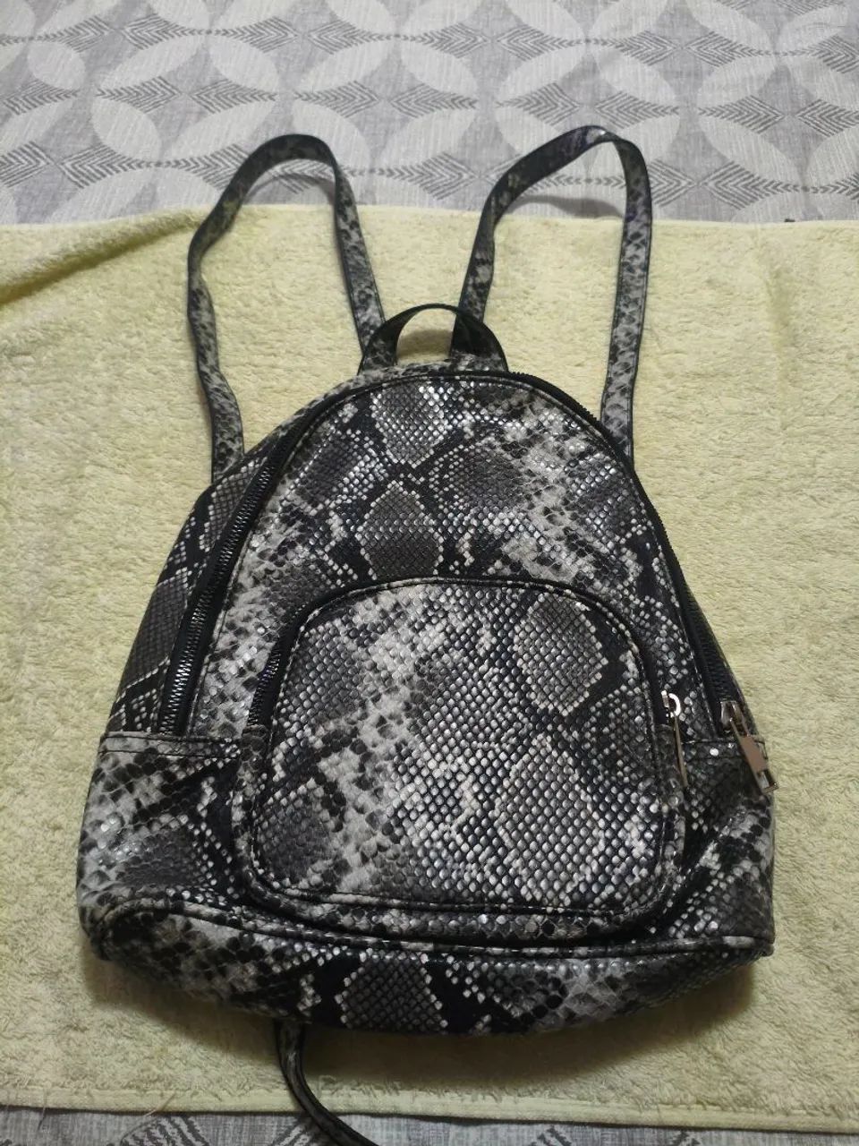 Bolsa de costas couro de cobra.