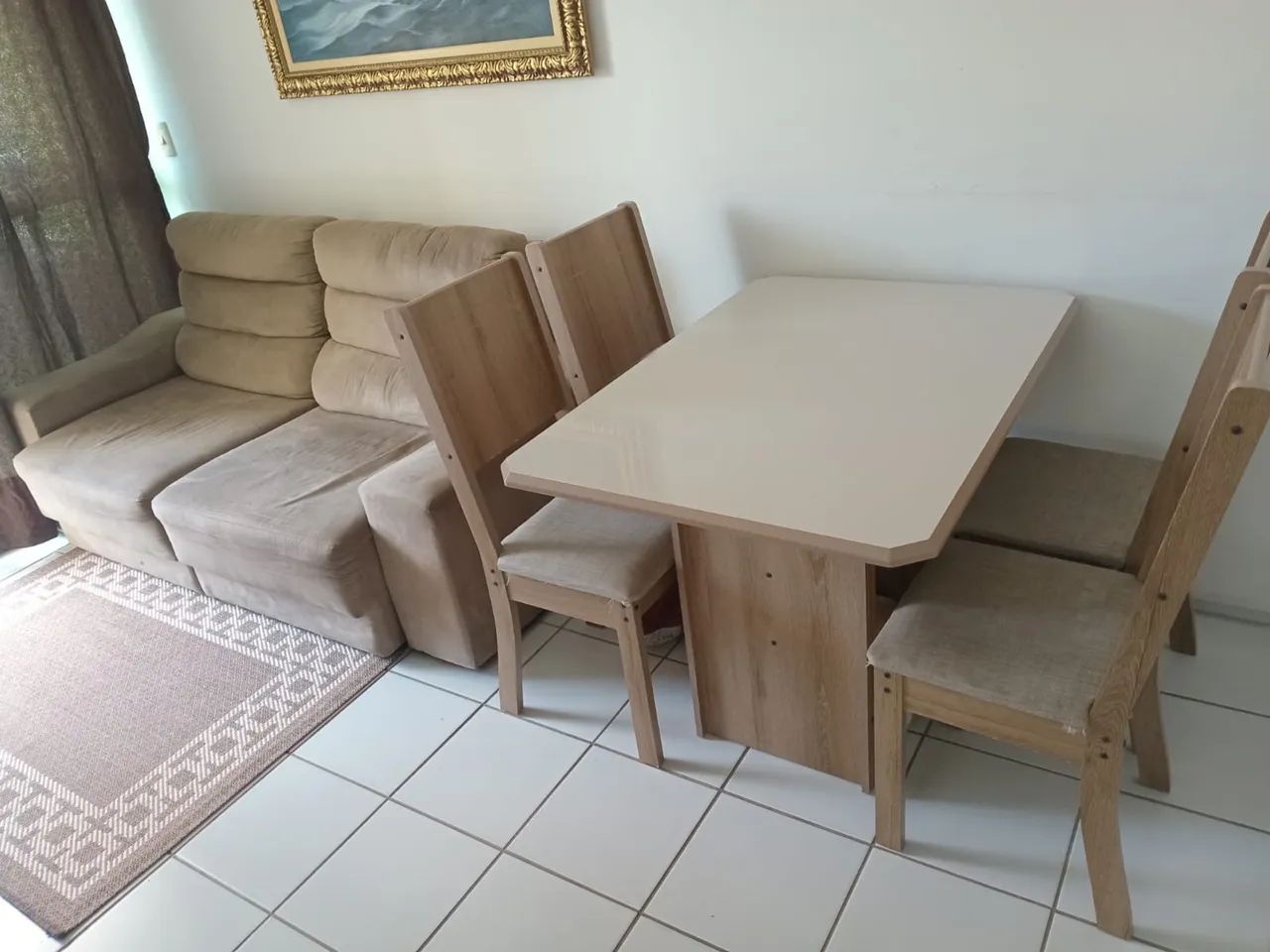 Mesa com 4 cadeiras (em ótimo estado)