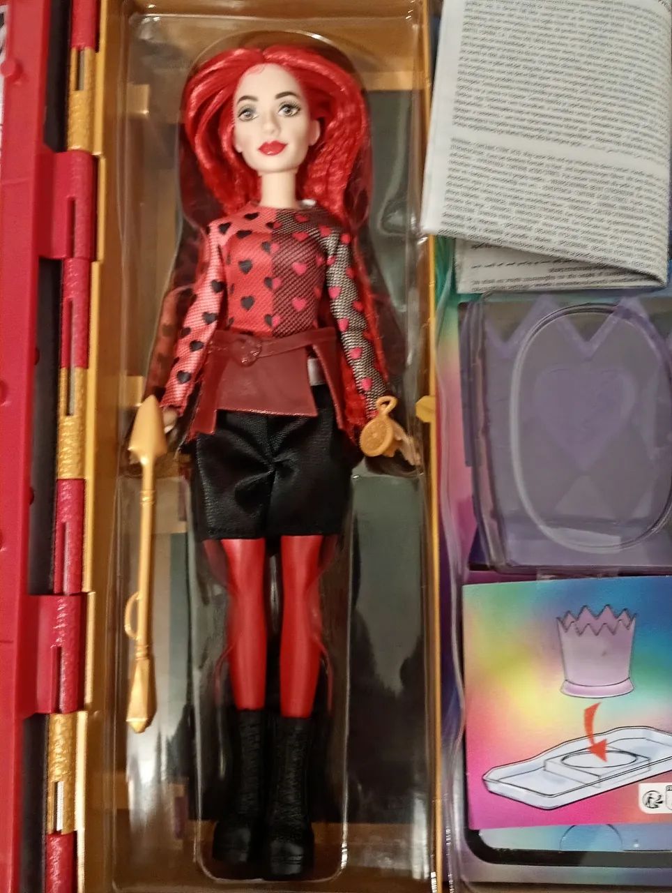Boneca Red descendentes com o livro