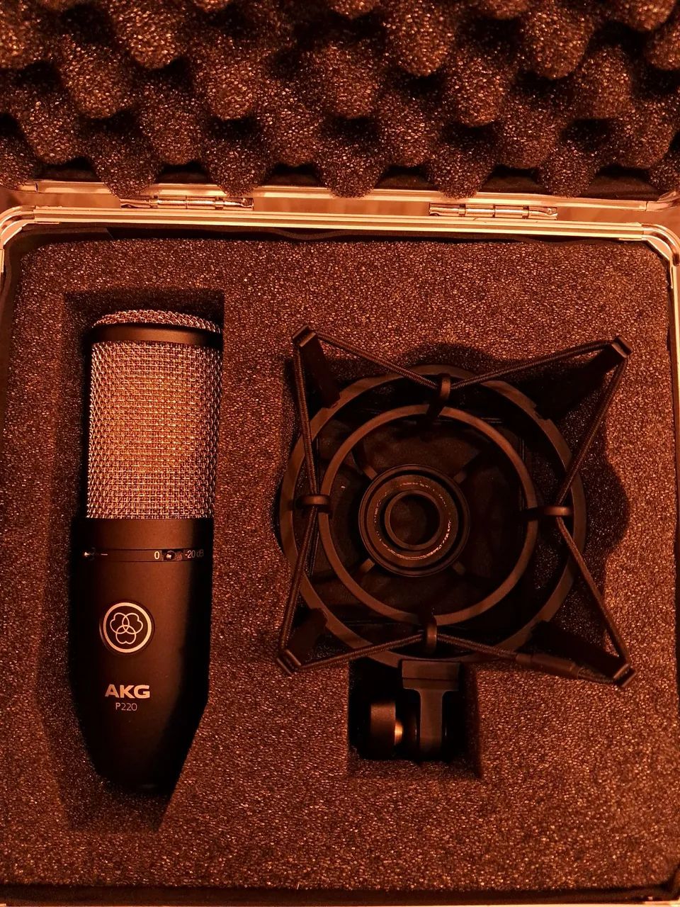 Microfone AKG P220 condensador cardioide - Foto 3