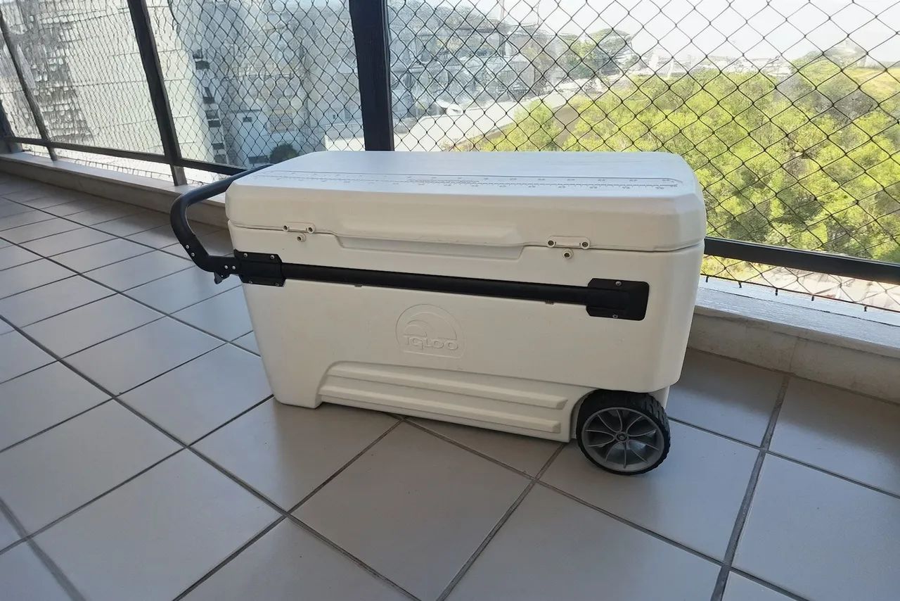 Caixa Térmica Igloo MaxCold Glide 110QT (104 Litros) - Alta Capacidade com Rodas