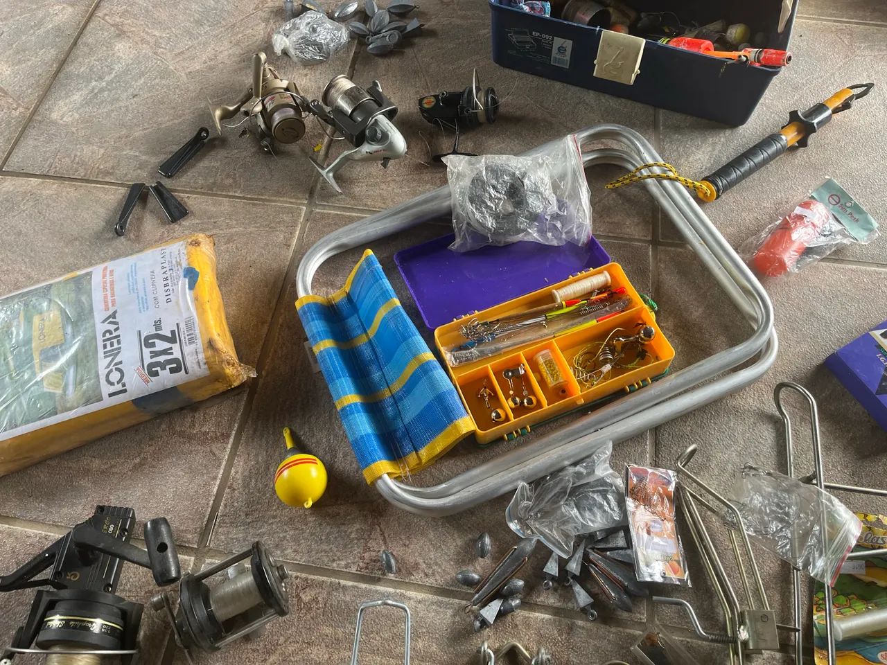 Equipamentos de pesca molinetes varas suporte linha  - Foto 6