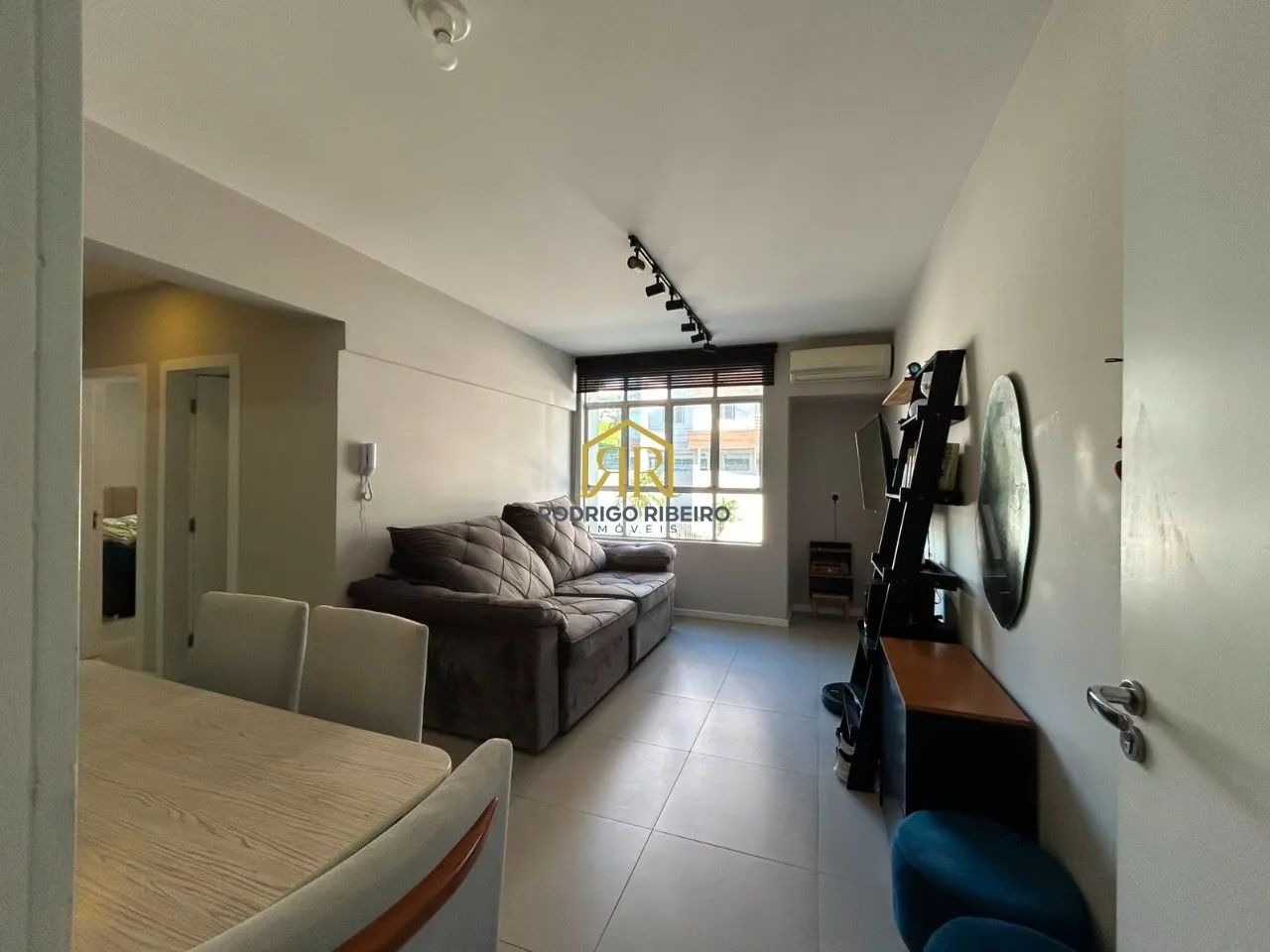 APARTAMENTO 02 DORMITORIOS, 01 VAGA LIVRE