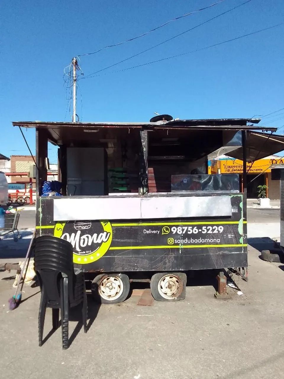 Vendo trailer completo, com mesas e cadeiras inclusos  - Foto 2