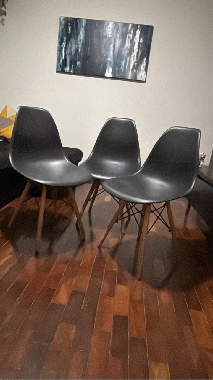 2 Cadeiras Eames Eiffel Pretas - Pés de Madeira