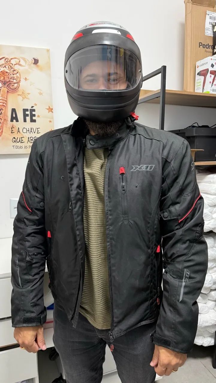 Jaqueta e capacete moto