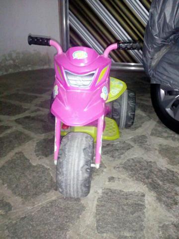 Vendo moto elétrica infantil na cor rosa com verde