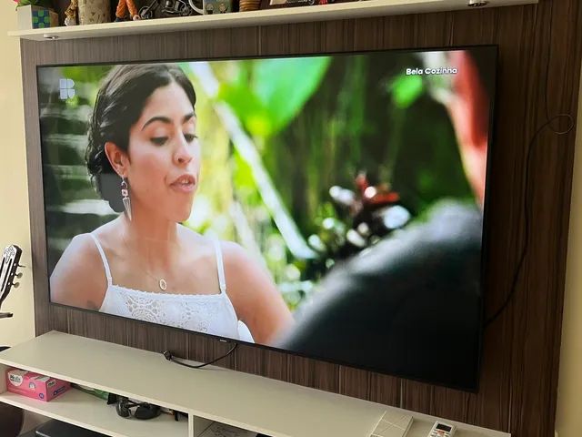 VÍDEO: Mulher é criticada por comprar TV de 65 polegadas e deixar parede  sem reboco