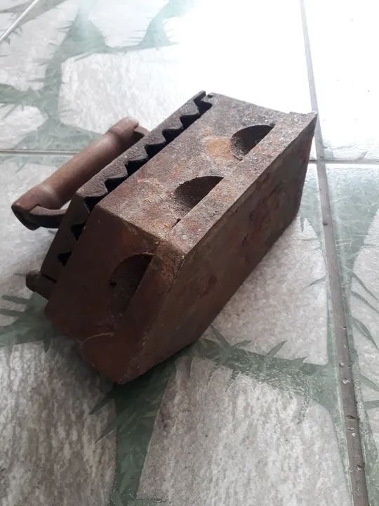 Ferro de Engomar Antigo - Foto 3