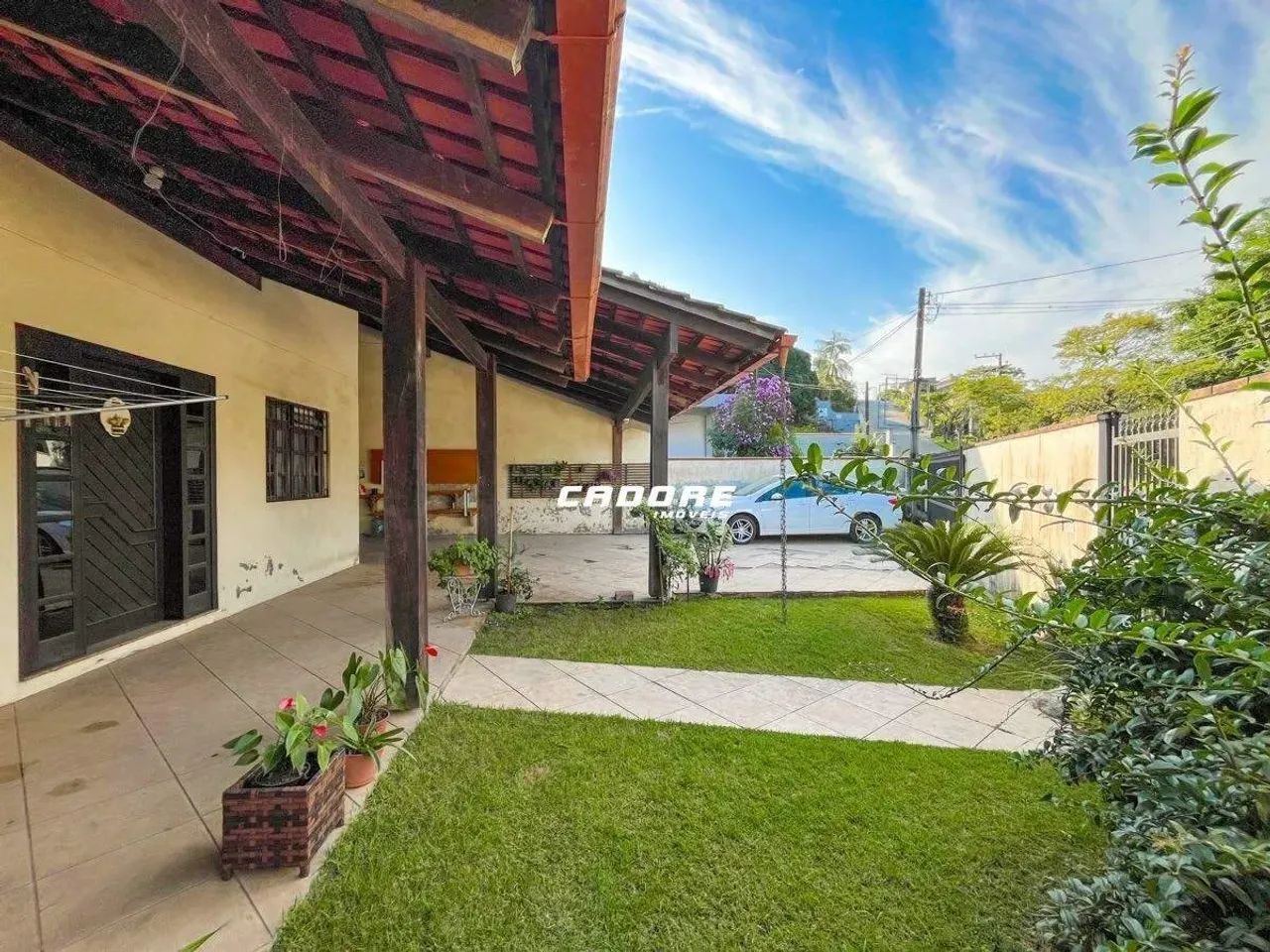 Casa averbada com galpão aos fundos. - Foto 2