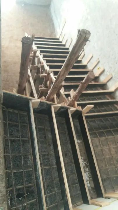 Construção de escadas em concreto maciço e ferragem armada. - Foto 3