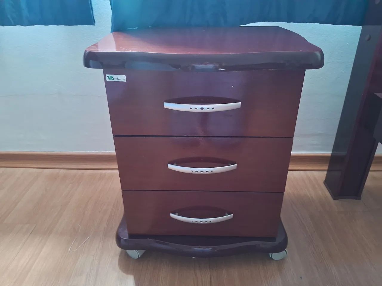 Cama de solteiro e Criado-Mudo com 3 Gavetas em madeira resinada