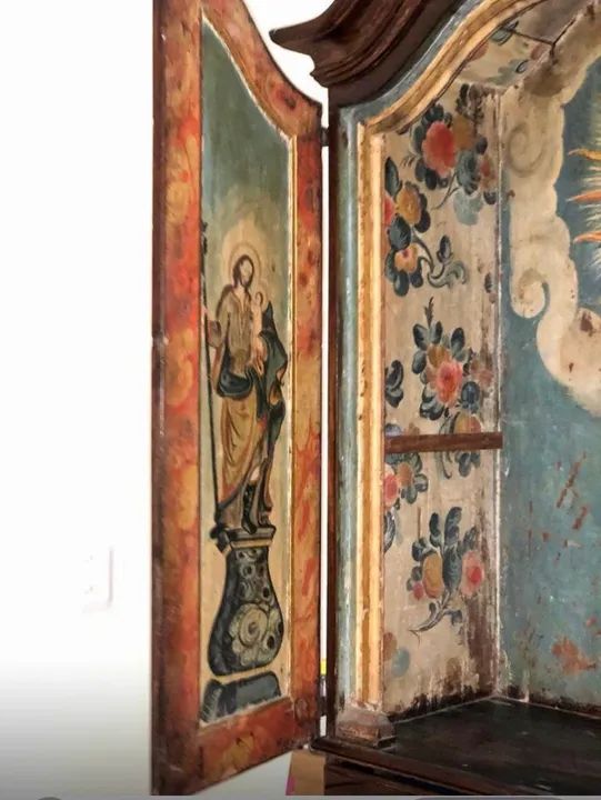 Antigo Oratório em Madeira Nobre Maciça - Século XVIII - Foto 2