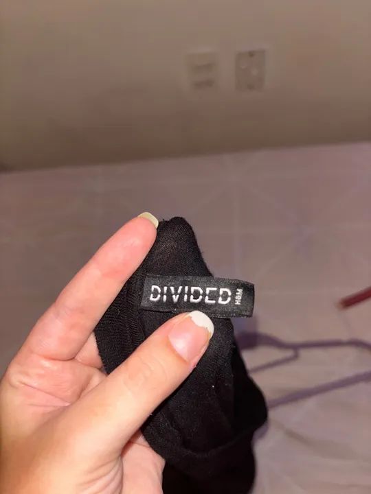 Camiseta preta com listras brancas - H&M - Foto 4