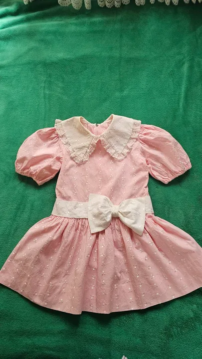 Vestido de broderi rosa com laço