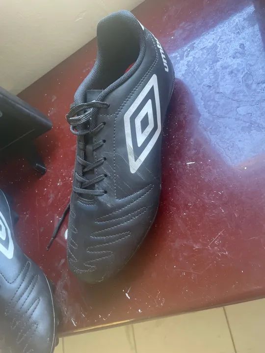 Chuteiras de Futebol Umbro- Tamanho 44 - Foto 2