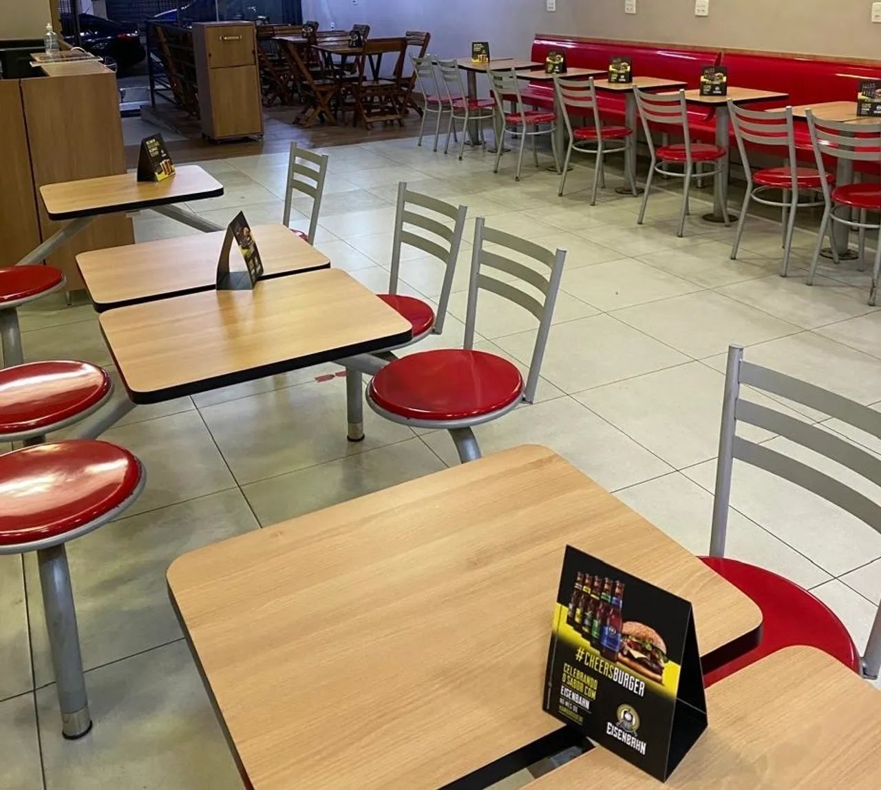 Conjunto de mesa e cadeira fixo EMPLAREL