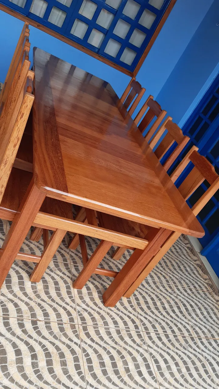 Conjunto de Mesa e Cadeiras de Madeira Maciça