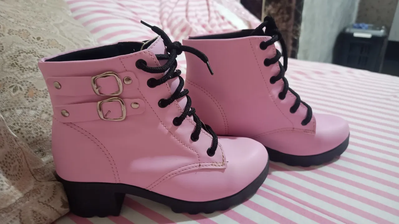Botas infantis rosa com cadarço e fivela