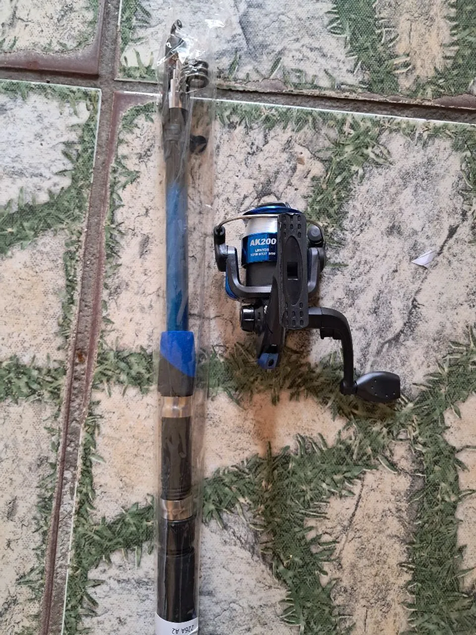 Vara de pesca nova já com molinete