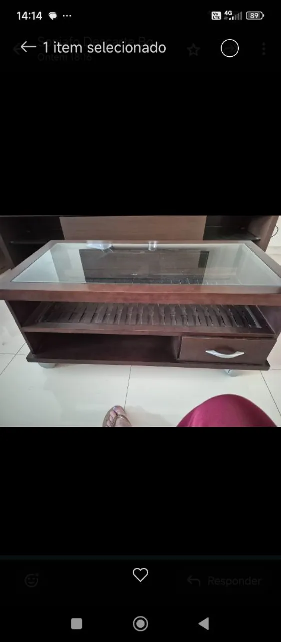Mesa de centro de madeira com gaveta