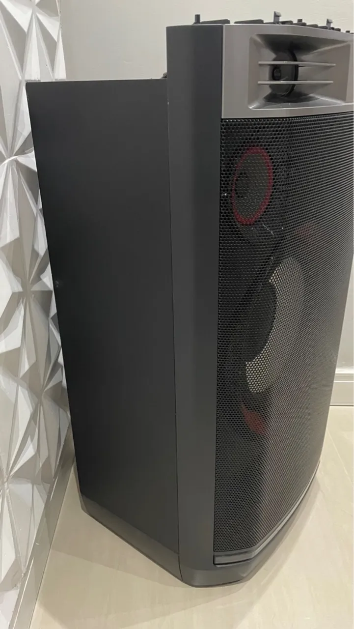Caixa de som com woofer de 12 polegadas, 2 midrange de 4 polegadas e dois tweeters