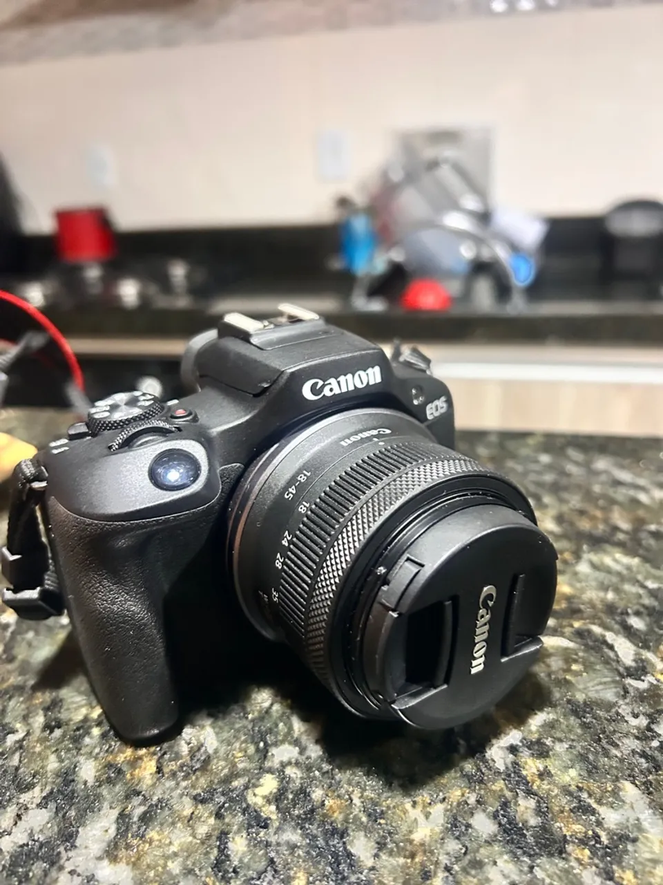 Câmera Canon EOS R100 digital com lente 18-45mm