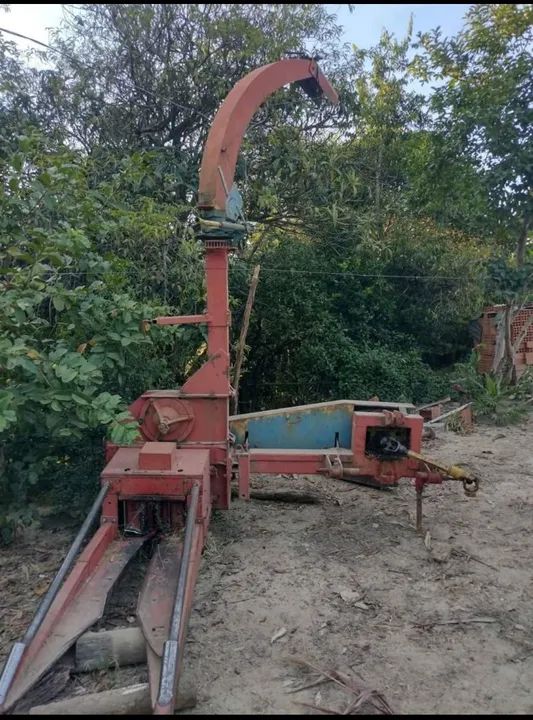 Vende-se ensiladeira nogueira ano 2007