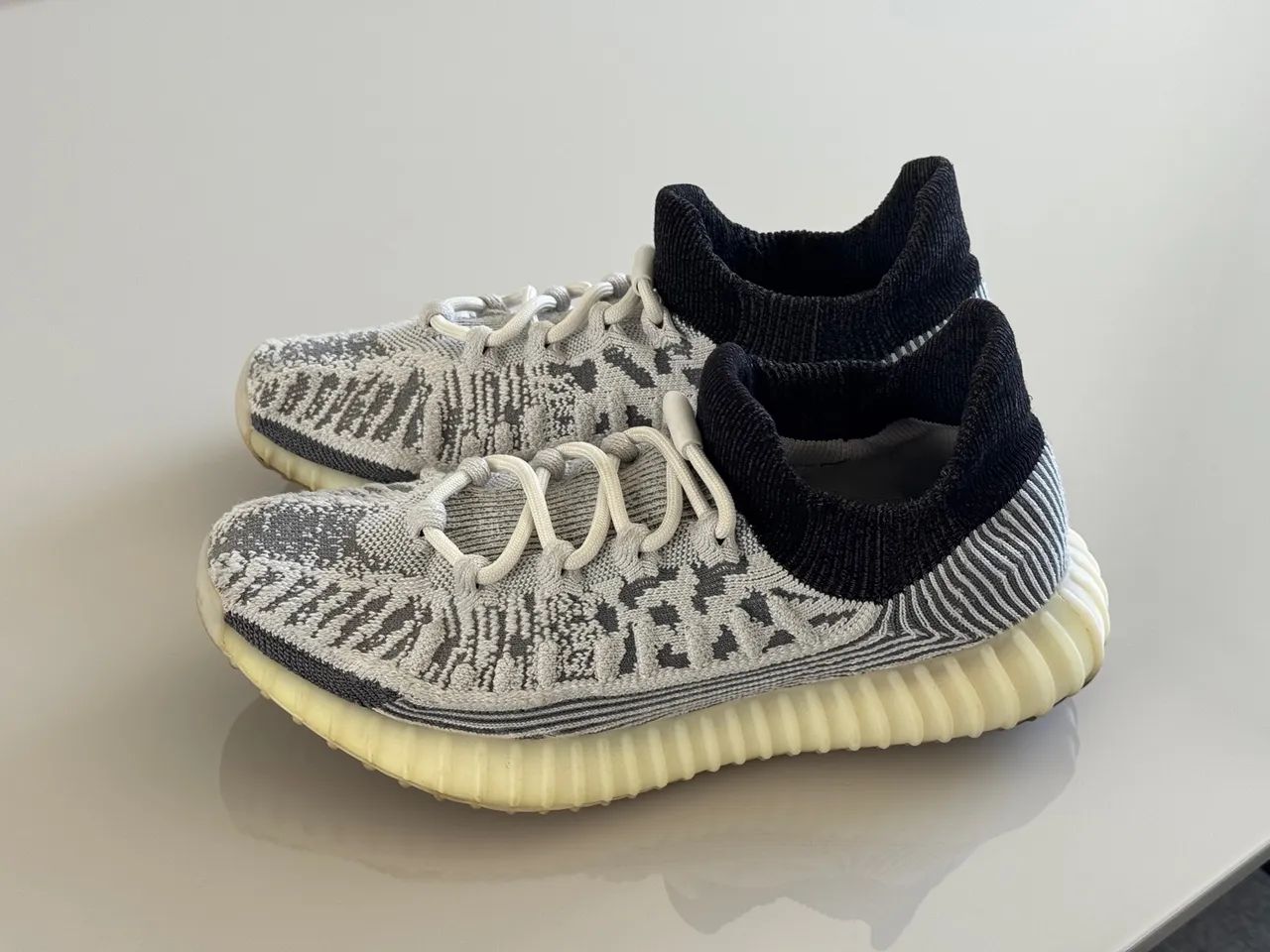 Adidas Yeezy Boost 350 V2 Cinza e Branco Calçados Graça