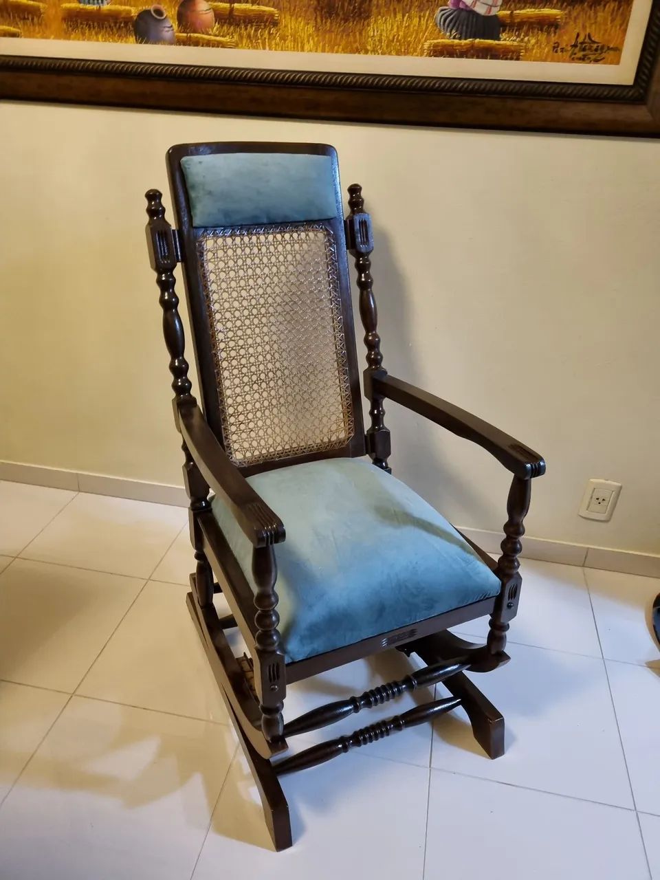 Cadeira de Balanço antiga em Madeira Maciça