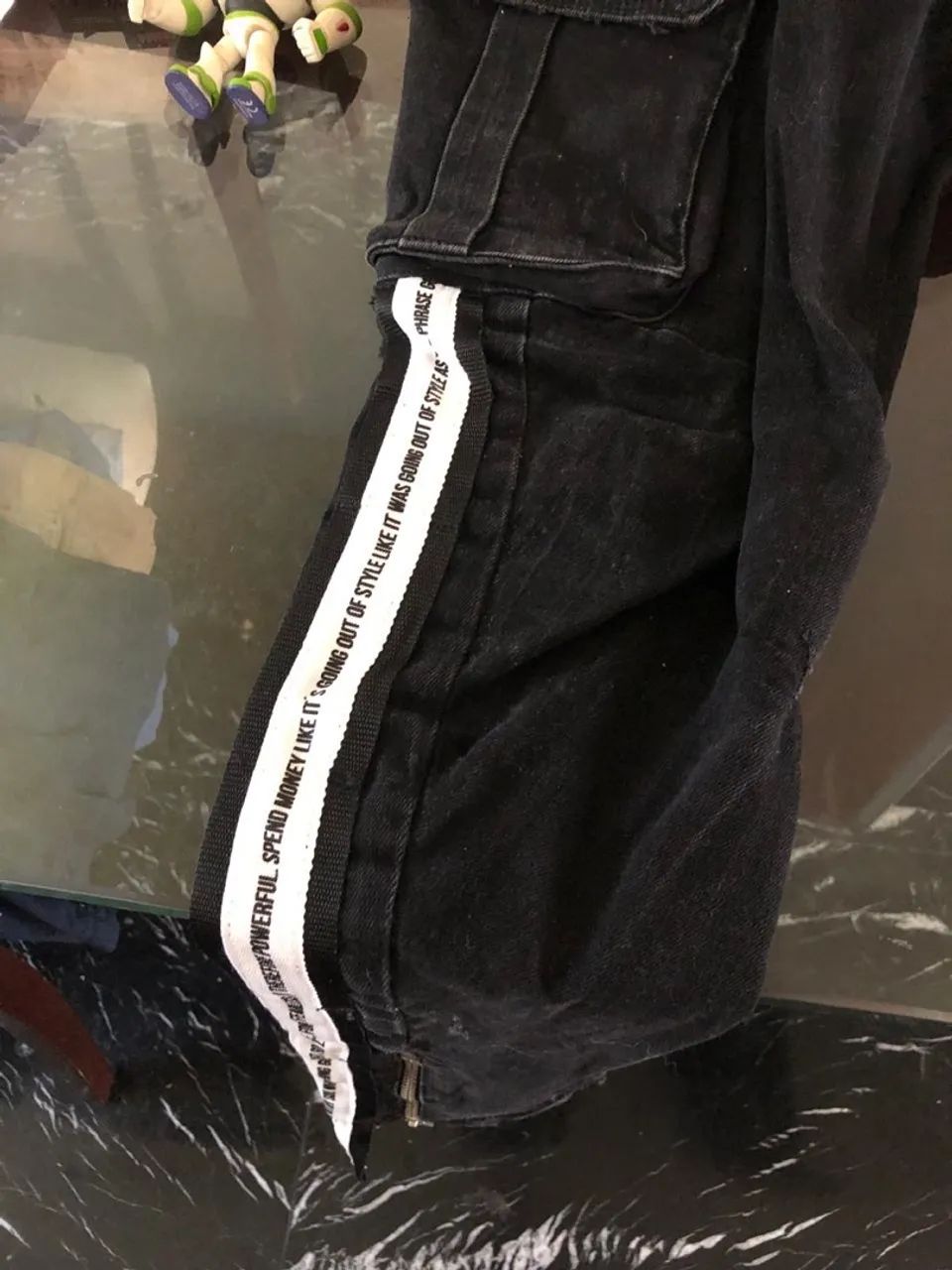 Calça Zara Cargo Jeans Preta com Detalhes Laterais - Foto 3