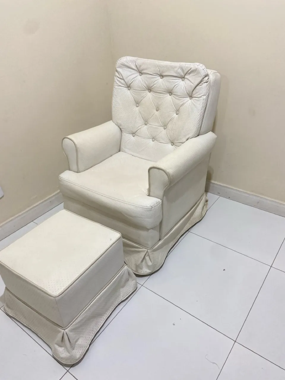 Poltrona com Puff em Couro Branco