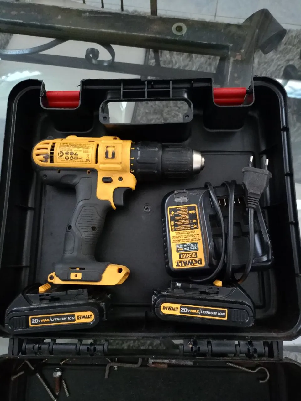 Parafusadeira Dewalt 20V Max com case maleta e baterias