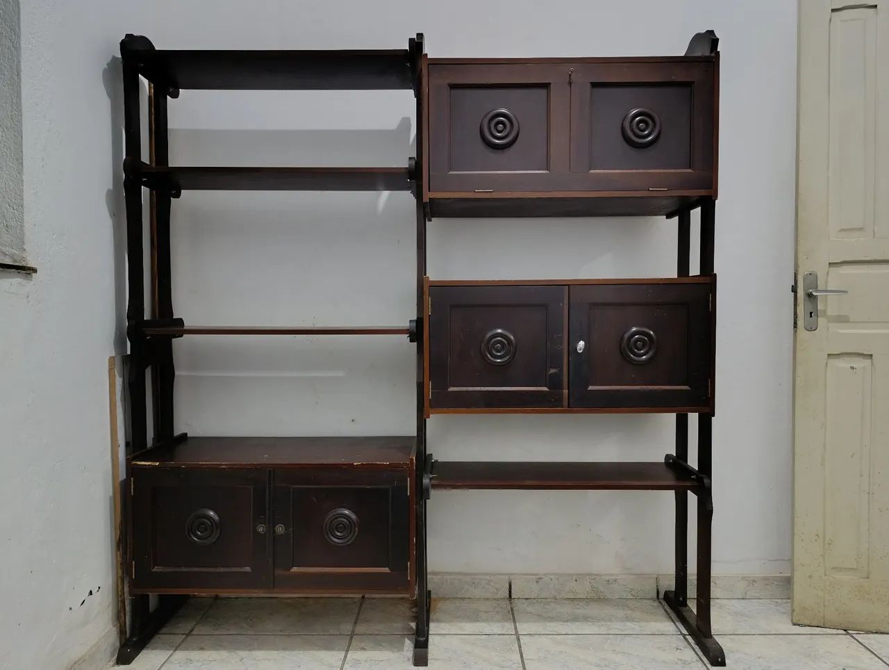 Estante em madeira maciça rústica, elegante e sofisticada 