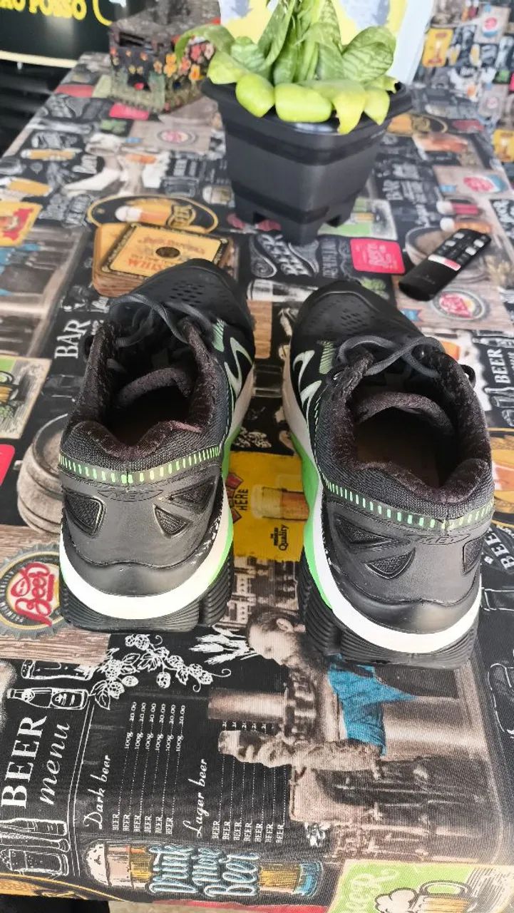 Tênis MTB Zee de corrida preto com detalhes em verde - Foto 5