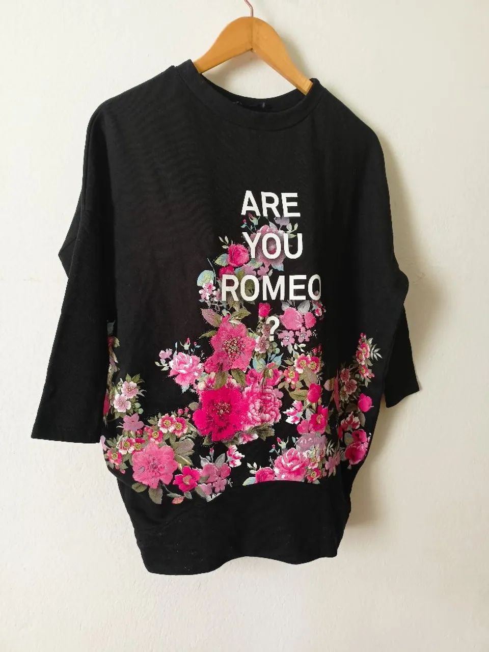Blusa de Moletom Preta franelada com estampa de flores e aplicação com strass  - Foto 4