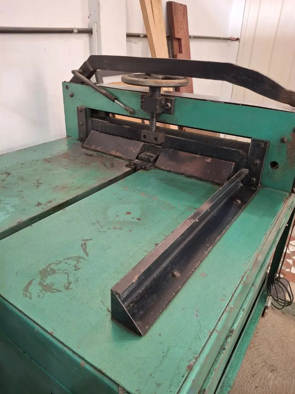 Guilhotina para Cortar Papéis e Papelão 