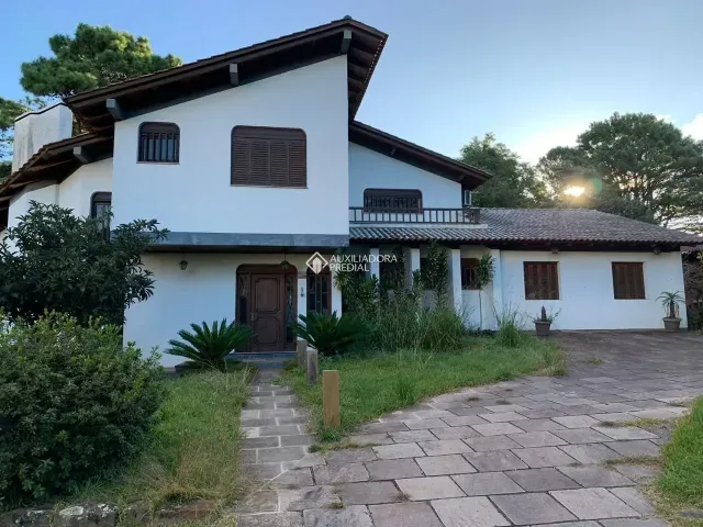 Ampla casa no coração de Gramado - localização privilegiada e muito potencial