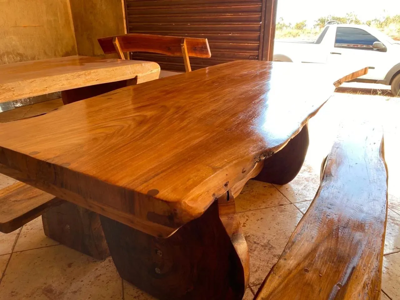 Mesa de madeira rústica com bancos direto da fábrica