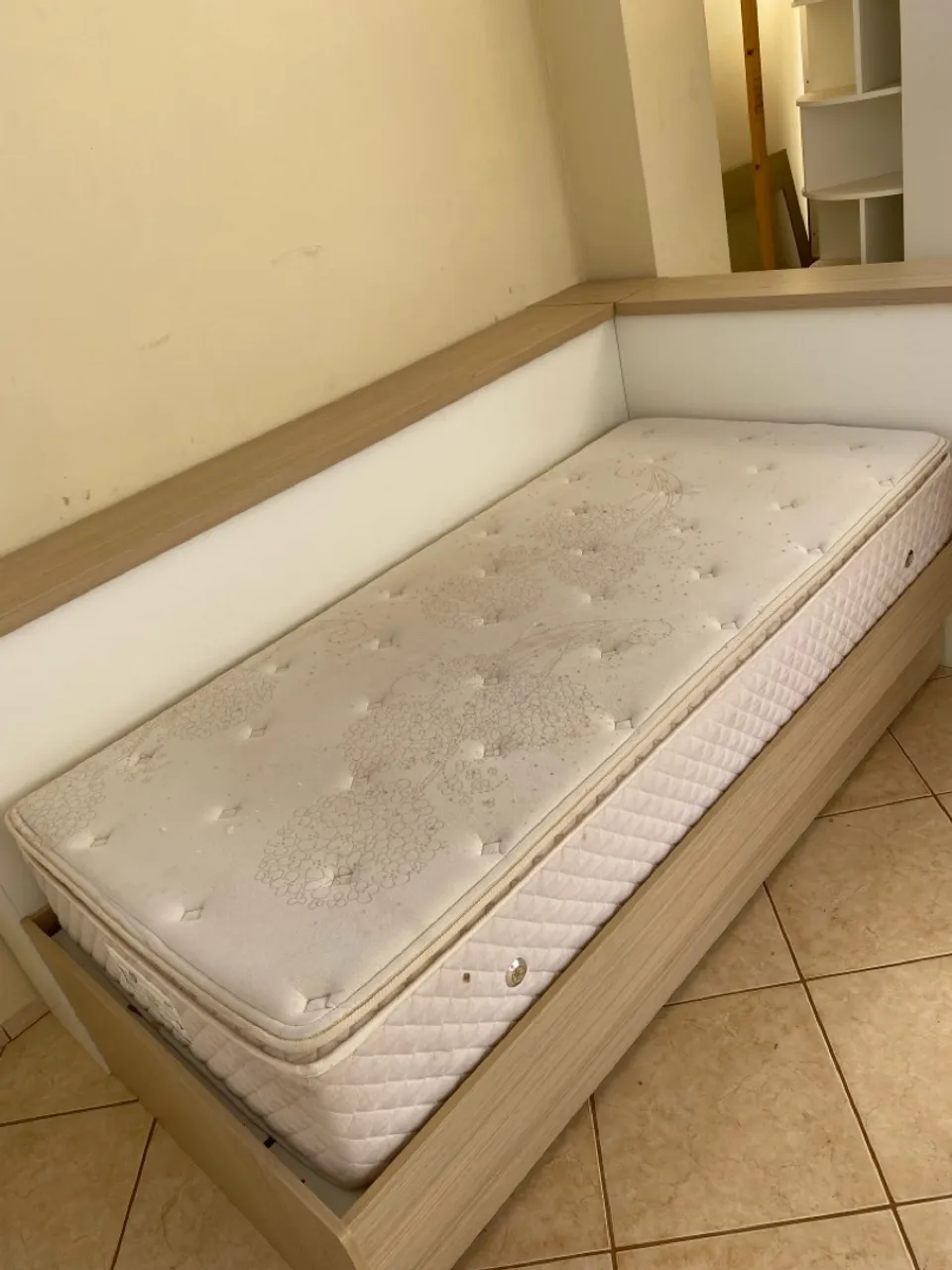 Cama com compartimento mais cama auxiliar e colchão